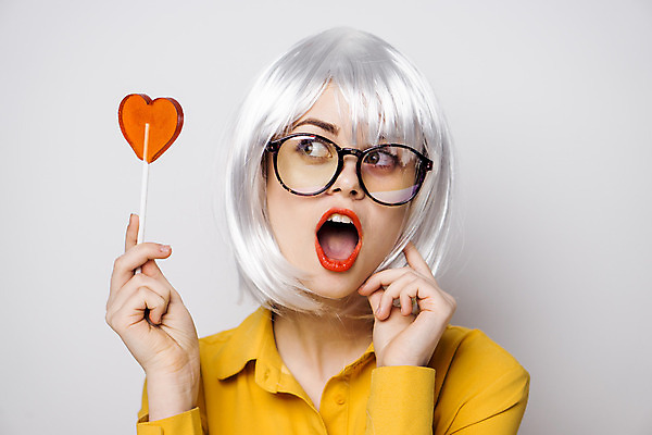 포토 JPG 해외이미지 응시 여자 막대사탕 입벌림 한명 들기 상반신 성인 앞모습 하트 은색 가발 성인여자한명만 안경낌 힙스터 해외포토 모양 1 시선 패션 안경 뷰포인트 컬러 모션 표정 사탕 사람 여자한명만 성인여자만 파일형식 이미지허브