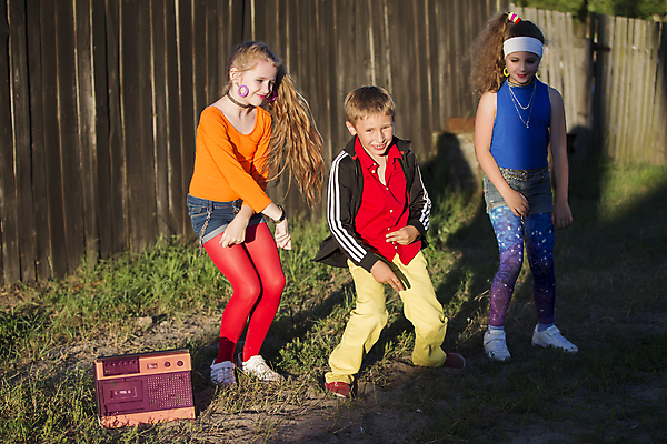 포토 JPG 해외이미지 백인 모델 라이프스타일 행복 도로 얼굴 음악 거리 사람 두명 세명 울타리 뷰티 유행 마을 듣기 수확 춤 카세트테이프 작음 휴대용 라디오 복고 오디오 스테레오 옛날 스타일 해외포토 서양인 감정 길 농업 교통시설 모션 문화예술 생활 신체부위 전자제품 담장 소리 크기 오브젝트 파일형식 이미지허브