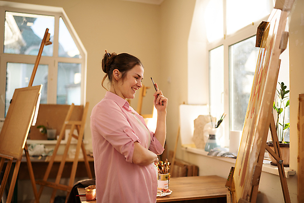 포토 JPG 해외이미지 백인 응시 여자 실내 한명 미소 들기 상반신 성인 옆모습 이젤 성인여자한명만 해외포토 서양인 1 시선 뷰포인트 모션 표정 사람 내부 미술도구 여자한명만 성인여자만 파일형식 이미지허브