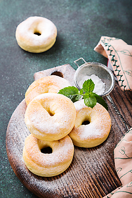 포토 JPG 해외이미지 회색배경 디저트 도마 도마_주방용품 사람없음 채망 도넛 달콤 민트 슈가파우더 해외포토 음식 백그라운드 주방용품 회색 맛 허브 파일형식 이미지허브