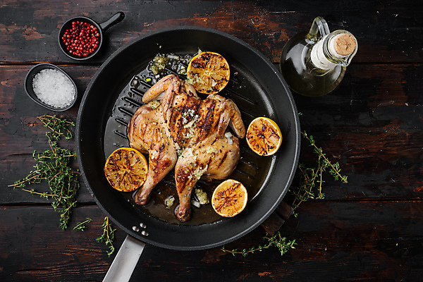 포토 JPG 해외이미지 사람없음 하이앵글 치킨 닭고기 프라이팬 올리브오일 레몬 허브 소금 그릴구이 백리향 해외포토 식물 뷰포인트 과일 주방용품 육류 기름_음식 구이 닭고기요리 파일형식 이미지허브