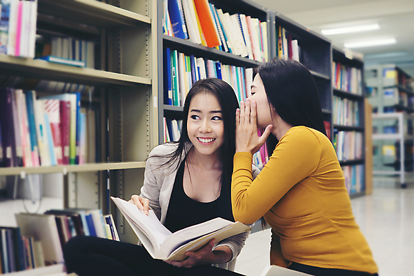 포토 JPG 해외이미지 학생 커플 교육 남자 컨셉 학교 탁자 주택 함께함 사람 앉기 동양인 두명 책 친구 스터디 독서 우정 그룹 도서관 대학교 해외포토 가구 관계 모션 인종 건물 학습 파일형식 이미지허브