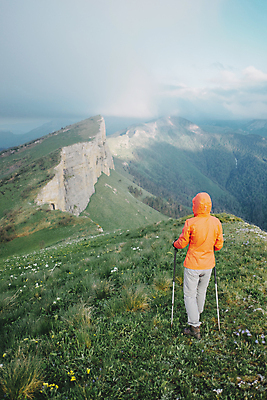 포토 JPG 해외이미지 백인 1 여자 여행 자연 하늘 산 사람 성인 사람없음 야외 초록색 여행객 걷기 트래킹 하이킹 막대기 가장자리 모험가 산등성이 봉 하이커 해외포토 서양인 컬러 모션 레저 둘레 생태계 파일형식 이미지허브