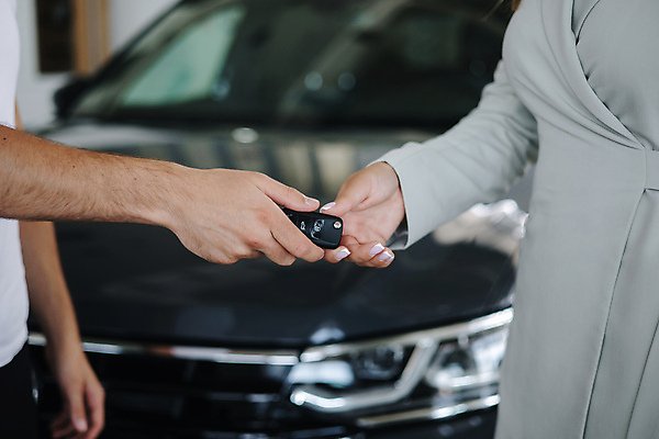 포토 JPG 해외이미지 백인 커플 응시 여자 남자 행복 산업 비즈니스 가족 교통시설 자동차 열쇠 새로움 실내 미소 사람 정장 성인 사람없음 판매 세일 상점 운전 자신감 구매 고객 서비스 무역 딜러 보여주기 소매 주인 판매원 보험 대여 자동 해외포토 서양인 직업 시선 옷 감정 육상교통 교통 컨셉 관계 모션 표정 내부 쇼핑 시설 파일형식 이미지허브