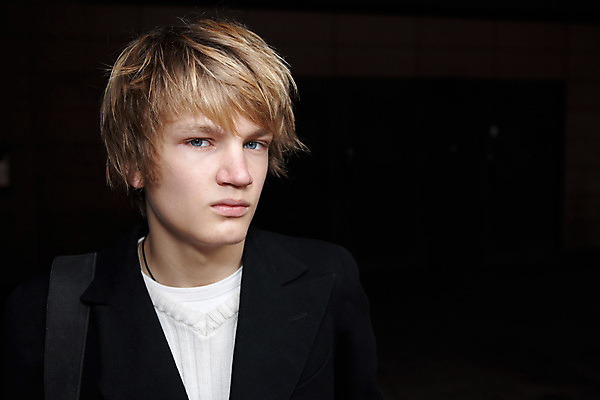 포토 JPG 해외이미지 백인 학생 라이프스타일 외관 남자 남학생 셔츠 청소년 짧은머리 거리 한명 사람 야외 10대 캐주얼 청춘 마주보기 재킷 도시 스웨터 설정 양모 혼자 카피스페이스 해외포토 서양인 1 헤어스타일 옷 컨셉 상의 모션 생활 공백 외투 직물 파일형식 이미지허브