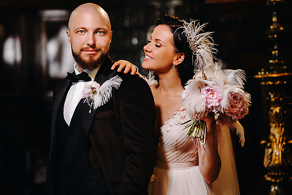 포토 JPG 해외이미지 응시 여자 남자 부케 웨딩드레스 결혼 신혼부부 실내 사랑 서기 들기 정장 턱시도 상반신 성인 두명 앞모습 아웃포커스 신랑신부 예식장 성인만 어깨에손 웨딩촬영 해외포토 부부 시선 드레스 옷 감정 신부_웨딩 뷰포인트 꽃다발 신랑 모션 촬영기법 사람 이벤트 내부 공간 신혼 기념사진 파일형식 이미지허브