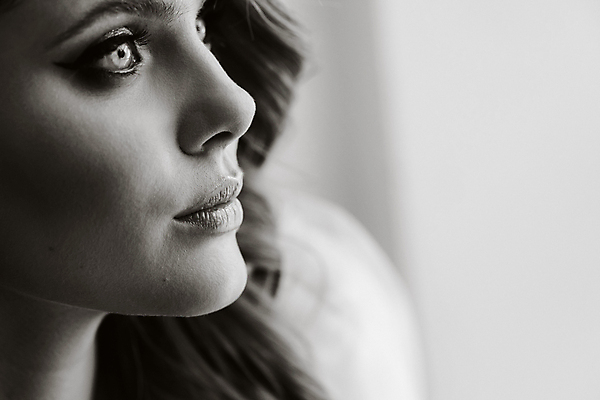 포토 JPG 해외이미지 응시 여자 얼굴 신부 흑백 한명 근접촬영 상반신 성인 아웃포커스 성인여자한명만 웨딩촬영 해외포토 1 시선 뷰포인트 결혼 촬영기법 사람 신체부위 기념사진 여자한명만 성인여자만 파일형식 이미지허브