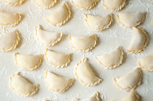 포토 JPG 해외이미지 전통 접시 음식 재료 탁자 양파 감자 파스타 육류 요리 사람없음 노란색 주방 식사 저녁식사 흰색 맛 먹기 준비 흰배경 날것 반죽 만들기 밀가루 레시피 칼로리 성분 점심식사 라비올리 우크라이나 전국 채식주의자 핸드메이드 맛있는 해외포토 식기 유럽 컬러 가구 백그라운드 컨셉 채소 식재료 모션 서양음식 가루 채식 파일형식 이미지허브