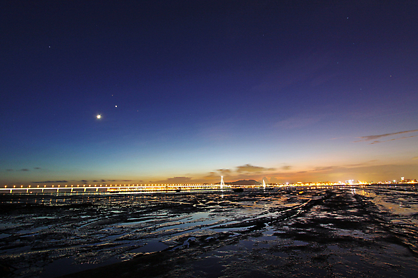 포토 JPG 해외이미지 나무 구름 계절 파도 바다 여행 백그라운드 오렌지 자연 벽지 하늘 아침 추상 휴가 풍경 사람없음 야외 빨간색 물 여름 파란색 빛 햇빛 태양 뷰티 반사 일출 중국 황혼 일몰 새벽 황금 야간 저녁 장면 진흙 공상 홍콩 수평선 해외포토 주간 자연요소 식물 아시아 컬러 무늬 과일 노을 생태계 파일형식 이미지허브