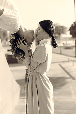 포토 JPG 해외이미지 백인 라이프스타일 커플 드레스 공원 여자 남자 행복 안경 티셔츠 2 관계 자연 갈색머리 함께함 사랑 사람 성인 야외 두명 초록색 물 강 햇빛 태양 뷰티 검은색 일몰 낭만 쌍 해외포토 자연요소 서양인 헤어스타일 잡화 옷 공공시설 감정 컬러 컨셉 셔츠 생활 노을 생태계 파일형식 이미지허브