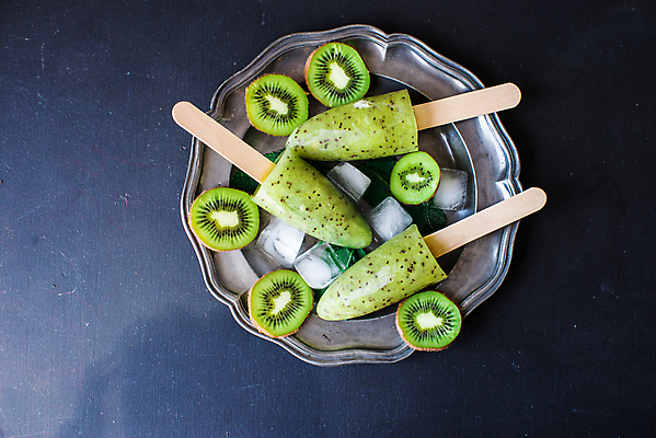 포토 JPG 해외이미지 접시 검은배경 아이스크림 실내 키위 사람없음 하이앵글 얼음 과일아이스크림 막대아이스크림 해외포토 자연요소 식기 뷰포인트 백그라운드 과일 디저트 내부 검은색 파일형식 이미지허브