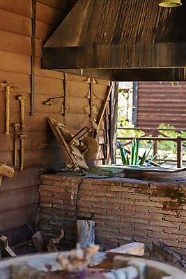 포토 JPG 해외이미지 전통 벽 백그라운드 벤치 탁자 사람없음 목재 금속 장비 수확 골동품 도구 공구 업무 작업 작업실 정상 망치 가죽 버리기 목수 부식 복고 목공예 영웅 헛간 대장장이 옛날 헤딩 해외포토 나무 직업 가구 농업 의자 재료 모션 재질 축구 공예 저장고 파일형식 이미지허브