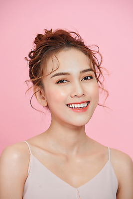 포토 JPG 해외이미지 응시 여자 실내 한명 동양인 상반신 성인 앞모습 뷰티 성인여자한명만 분홍색배경 해외포토 1 시선 뷰포인트 분홍색 백그라운드 사람 인종 내부 여자한명만 성인여자만 파일형식 이미지허브