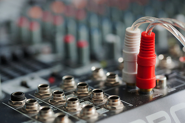 포토 JPG 해외이미지 직업 음악 손잡이 사람없음 컬러풀 디지털 소리 콘서트 장비 기구 볼륨 혼합 믹서 책상 라디오 전자 오디오 방송 아날로그 스위치 조절 노래방 위로 섞기 작곡가 조종장치 프로듀서 효과 해외포토 컬러 가구 문화예술 전자제품 공연 음악가 파일형식 이미지허브