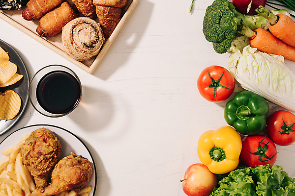 포토 JPG 해외이미지 빵 토마토 채소 파프리카 패스트푸드 실내 사람없음 하이앵글 치킨 당근 인스턴트 배추 흰배경 콜라 해외포토 음식 뷰포인트 백그라운드 뿌리채소 내부 흰색 탄산음료 닭고기요리 파일형식 이미지허브