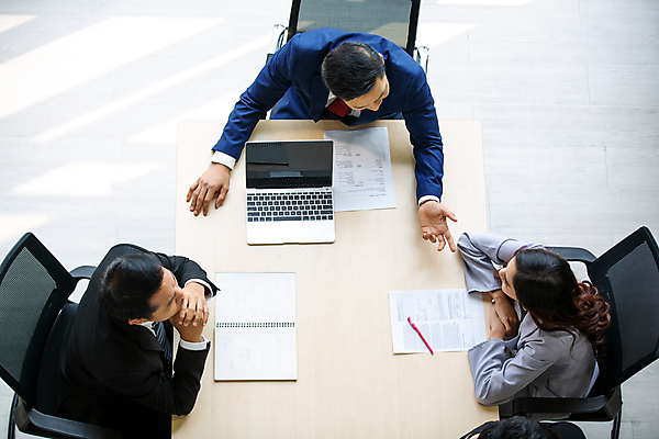 포토 JPG 해외이미지 직업 여자 남자 회사 비즈니스 사업가 통신 통계 탁자 회의 협력 설계 직장 대화 설명 사람 여러명 노트북 컴퓨터 사무실 업무 비즈니스맨 비즈니스우먼 발표 그룹 계획 토론 책상 동료 회의실 머리위 마케팅 세미나 통일 프로젝트 브레인스토밍 해외포토 가구 다수 컨셉 관계 모션 말하기 전자제품 작업 직장인 파일형식 이미지허브