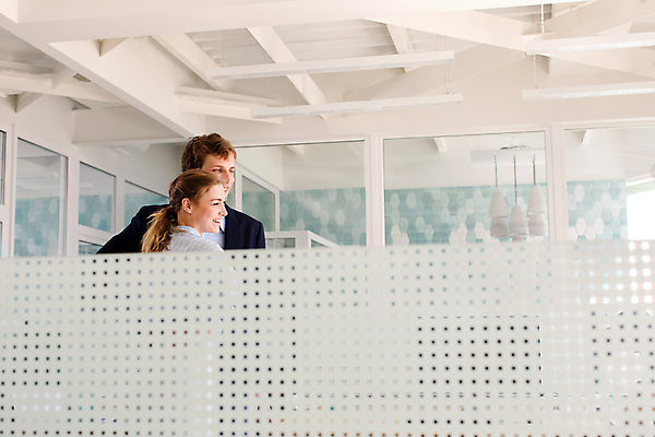 포토 JPG 해외이미지 직업 회사 비즈니스 유리 성공 협력 휴식 직장 실내 서기 미소 정장 두명 옆모습 가로 농작물 사무실 업무 작업 비즈니스맨 비즈니스우먼 유혹 동료 단절 동정 해외포토 옷 여자 남자 뷰포인트 컨셉 농업 관계 모션 재질 표정 사람 내부 직장인 파일형식 이미지허브