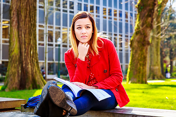 포토 JPG 해외이미지 백인 학생 여자 대학생 북아메리카 갈색머리 한명 야외 가로 컬러풀 미국 봄 대학교 카피스페이스 해외포토 서양인 1 헤어스타일 계절 컬러 학교 아메리카 사람 공백 파일형식 이미지허브