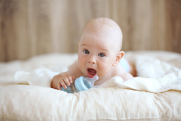 포토 JPG 해외이미지 백인 1 행복 얼굴 어린이 한명 미소 사람 소년 파란색 눕기 마시기 침대 아기 신생아 작음 담요 부드러움 결백 천진난만 해외포토 서양인 남자 감정 컬러 가구 컨셉 모션 표정 신체부위 감각 크기 파일형식 이미지허브