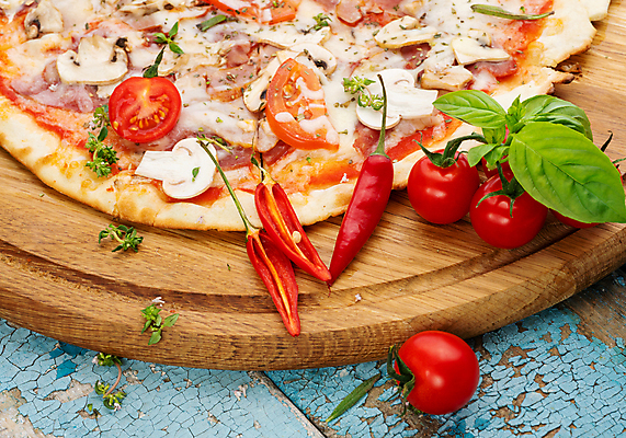 포토 JPG 해외이미지 방울토마토 고추 피자 패스트푸드 실내 사람없음 파란배경 양송이 바질 나무도마 나무받침 이탈리아피자 나무배경 해외포토 백그라운드 토마토 채소 도마 서양음식 내부 목재 파란색 버섯 인스턴트 받침대 파일형식 이미지허브