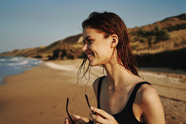 포토 JPG 해외이미지 주간 응시 여자 여유 휴식 한명 들기 상반신 성인 해변 야외 옆모습 여름휴가 바캉스 선글라스 성인여자한명만 해외포토 자연요소 1 시선 감정 안경 바다 뷰포인트 컨셉 모션 휴가 사람 여자한명만 성인여자만 파일형식 여름_계절 이미지허브