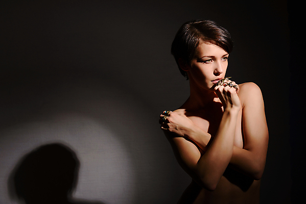 포토 JPG 해외이미지 백인 모델 1 헤어스타일 손 여자 얼굴 포즈 백그라운드 장신구 손가락 관리 미술 한명 사람 성인 빛 뷰티 유행 상점 검은색 화장품 립스틱 수확 흰색 반지 화려 우아함 손톱관리 보석 문신 피부 입술 복고 스타일 해외포토 서양인 컬러 컨셉 농업 문화예술 신체부위 네일아트 광석 파일형식 이미지허브