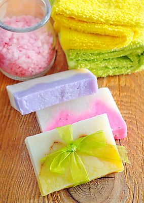 포토 JPG 해외이미지 리본 유리병 사람없음 수건 스파 스파용품 비누 아로마테라피 입욕소금 해외포토 병_용기 위생용품 미용용품 오브젝트 소금 테라피 파일형식 이미지허브