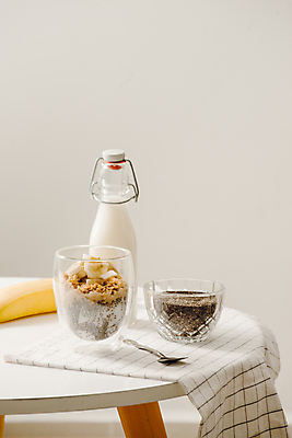 포토 JPG 해외이미지 탁자 회색배경 잔 바나나 실내 사람없음 숟가락 우유 식탁보 우유병 유리그릇 요거트 다이어트음식 과일조각 슈퍼푸드 치아시드 해외포토 그릇 식기 조각 가구 백그라운드 다이어트 과일 유리 병_용기 유제품 수저 씨앗 내부 회색 건강식품 파일형식 이미지허브