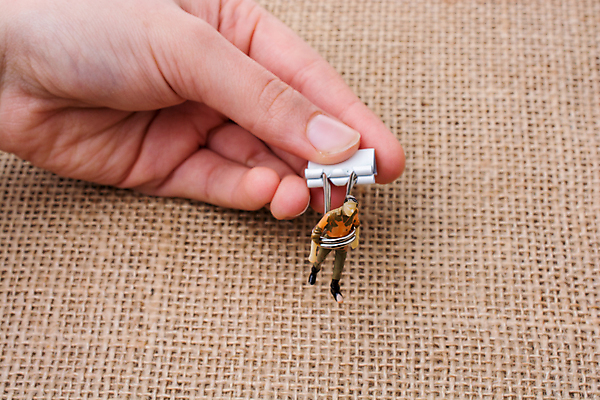 포토 JPG 해외이미지 손 실내 들기 신체부위 미니어처 인물미니어처 서류집게 갈색배경 해외포토 백그라운드 모션 집게 사람 내부 갈색 모형 파일형식 이미지허브