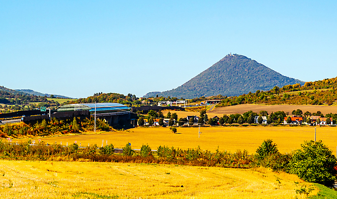 포토 JPG 해외이미지 나무 유럽 여행 백그라운드 밭 자연 하늘 휴가 산 건조 사람없음 야외 초록색 파란색 관광지 빛 컬러풀 노란색 맑음 일몰 시골 고속도로 숲 언덕 체코 타운 원뿔 내추럴 산악지대 보헤미아 해외포토 도형 식물 나라 도로 컬러 농업 날씨 노을 도시 생태계 파일형식 이미지허브