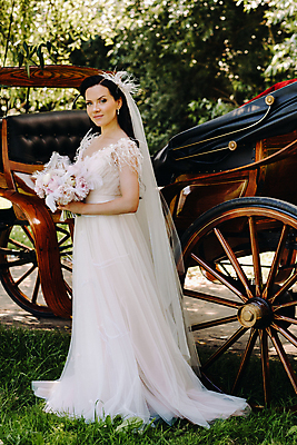 포토 JPG 해외이미지 주간 전신 응시 여자 신부 부케 웨딩드레스 결혼 한명 서기 미소 들기 성인 야외 옆모습 마차 성인여자한명만 웨딩촬영 해외포토 자연요소 1 시선 드레스 교통수단 뷰포인트 꽃다발 모션 표정 사람 이벤트 기념사진 여자한명만 성인여자만 파일형식 이미지허브