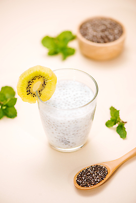 포토 JPG 해외이미지 잔 실내 키위 사람없음 아웃포커스 장식 민트 슬라이스 푸딩 나무숟가락 다이어트음식 베이지색배경 슈퍼푸드 치아시드 해외포토 식기 백그라운드 다이어트 과일 디저트 촬영기법 씨앗 내부 숟가락 허브 건강식품 베이지색 파일형식 이미지허브