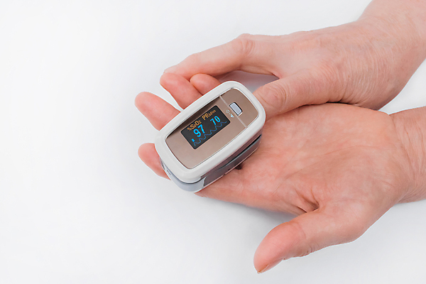 포토 JPG 해외이미지 손 실내 들기 신체부위 결과 흰배경 보여주기 측정기 산소포화도측정기 해외포토 백그라운드 컨셉 모션 사람 내부 기계 흰색 파일형식 이미지허브