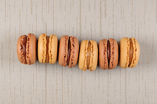 포토 JPG 해외이미지 디저트 실내 사람없음 달콤 일렬 마카롱 나무배경 해외포토 음식 백그라운드 내부 맛 파일형식 이미지허브