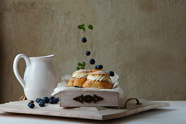 포토 JPG 해외이미지 스튜디오촬영 전통 음료 음식 휴가 디저트 부활절 스웨덴 노르웨이 핀란드 사람없음 컵 가로 갈색 쌓기 식당 어둠 빵집 머그컵 시골 신선 변화 굽기 흰배경 반죽 아로마 롤 아몬드 블랙베리 2월 번 정물화 핸드메이드 휘핑크림 맛있는 해외포토 식기 기념일 유럽 빵 컬러 백그라운드 컨셉 과일 모션 실내 북유럽 상점 견과류 흰색 날짜 구이 크림 그림 휘핑 파일형식 이미지허브