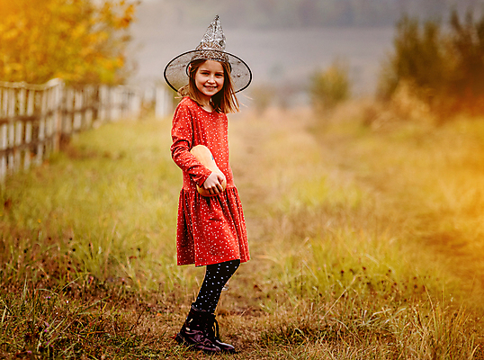 포토 JPG 해외이미지 전신 여자 어린이 호박 한명 들기 옆모습 할로윈 마녀모자 소녀한명만 해외포토 모자_잡화 1 뷰포인트 채소 모션 사람 여자한명만 소녀만 파일형식 이미지허브
