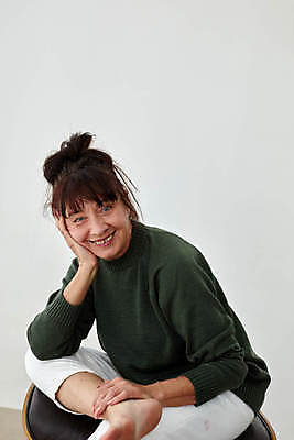 포토 JPG 해외이미지 스튜디오촬영 외관 응시 옷 여자 노년 중년 포즈 의자 한명 미소 앉기 성인 뷰티 유행 평화 화목 침묵 기쁨 추위 직물 자신감 흰배경 부드러움 개성 성격 스타일 안락 해외포토 1 시선 감정 가구 백그라운드 컨셉 모션 실내 표정 사람 소리 흰색 감각 파일형식 이미지허브