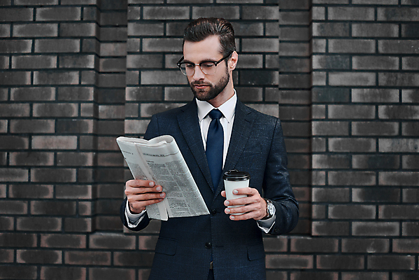 포토 JPG 해외이미지 백인 응시 남자 음료 비즈니스 청소년 넥타이 휴식 수염 한명 사람 앉기 정장 야외 독서 유행 비즈니스맨 신문 우아함 전문직 투자 시티라이프 지능 출판 테이크아웃컵 스타일 남자한명만 그루밍족 해외포토 서양인 직업 1 라이프스타일 시선 잡화 옷 컨셉 모션 간행물 컵 뷰티 직장인 뉴스 남자만 파일형식 이미지허브