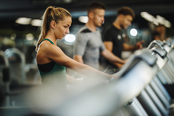 포토 JPG 해외이미지 전신 라이프스타일 여자 남자 실내 상반신 성인 옆모습 아웃포커스 세명 운동복 운동 걷기 헬스장 소프트포커스 런닝머신 성인만 해외포토 옷 뷰포인트 모션 촬영기법 건강 사람 내부 생활 운동기구 헬스 파일형식 이미지허브