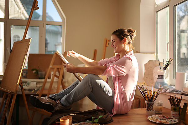 포토 JPG 해외이미지 전신 백인 여자 실내 한명 미소 들기 앉기 성인 옆모습 그리기 예술가 성인여자한명만 해외포토 서양인 1 뷰포인트 모션 표정 사람 내부 여자한명만 성인여자만 파일형식 이미지허브