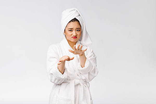 포토 JPG 해외이미지 응시 여자 실내 한명 동양인 손짓 상반신 성인 앞모습 수건 뷰티 목욕가운 찡그림 피부관리 흰배경 성인여자한명만 해외포토 1 시선 뷰포인트 백그라운드 모션 표정 사람 인종 내부 위생용품 흰색 가운 여자한명만 성인여자만 파일형식 이미지허브
