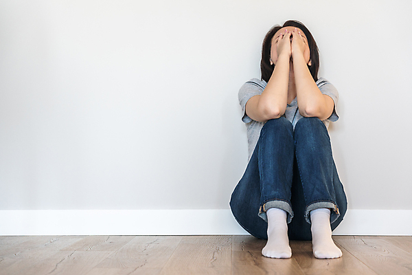 포토 JPG 해외이미지 전신 여자 실내 한명 앉기 성인 앞모습 슬픔 좌절 얼굴가리기 우울감 성인여자한명만 해외포토 1 감정 뷰포인트 컨셉 모션 사람 내부 가림 여자한명만 성인여자만 파일형식 이미지허브