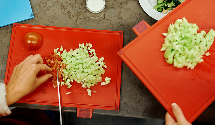 포토 JPG 해외이미지 라이프스타일 손 남자 음식 조각 토마토 채소 재료 탁자 기술 실내 건강 요리 사람 성인 사람없음 가로 빨간색 세로 주방 식당 요리사 식사 저녁식사 앞치마 샐러드 신선 칼 자르기 준비 유기농 주부 날것 만들기 점심식사 채식주의자 해외포토 직업 웰빙 컬러 가구 모션 내부 생활 신체부위 상점 채식 파일형식 이미지허브