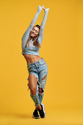 포토 JPG 해외이미지 모델 헤어스타일 옷 여자 감정 유럽 포즈 백그라운드 운동화 갈색머리 실내 표정 한명 사람 뷰티 노란색 유행 손들기 귀여움 스트레칭 기쁨 만족 내추럴 고립 진실 핵심 스타일 해외포토 1 나라 컬러 신발 컨셉 모션 내부 운동 파일형식 이미지허브