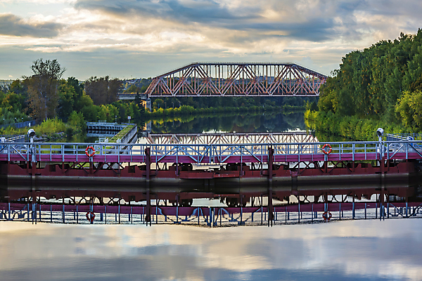 포토 JPG 해외이미지 구름 유럽 여행 백그라운드 건축양식 교통시설 자연 하늘 표면 사람없음 야외 물 파란색 강 기계 흰색 저수지 통로 잠금 대문 러시아 운하 지역 네비게이션 공학 교외 러시아인 모스크바 방법 옛날 해외포토 자연요소 서양인 교육 건축 나라 컬러 교통 문 시설 생태계 보안 파일형식 이미지허브