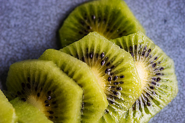 포토 JPG 해외이미지 회색배경 단면 실내 키위 근접촬영 사람없음 슬라이스 과일조각 키위씨 해외포토 뷰포인트 조각 백그라운드 과일 씨앗 내부 회색 파일형식 이미지허브