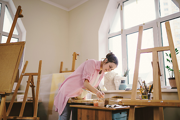 포토 JPG 해외이미지 백인 여자 실내 숙이기 한명 들기 상반신 성인 옆모습 그리기 예술가 성인여자한명만 해외포토 서양인 1 뷰포인트 포즈 모션 사람 내부 여자한명만 성인여자만 파일형식 이미지허브