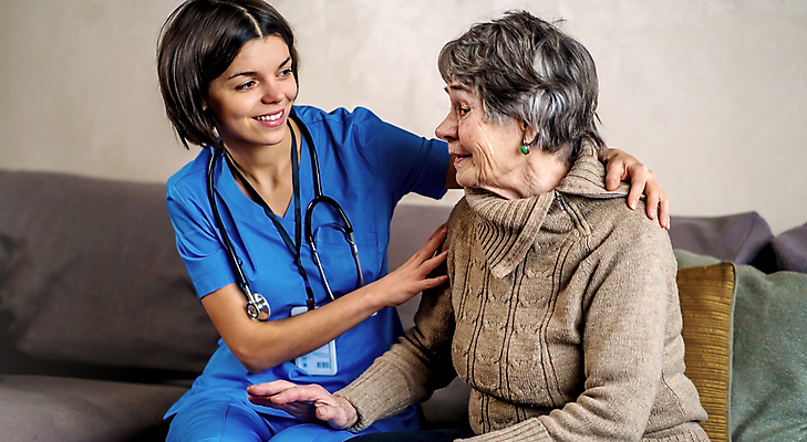 포토 JPG 해외이미지 백인 직업 여자 노년 행복 할머니 가족 주택 함께함 건강 병원 관리 사랑 미소 사람 앉기 성인 두명 치료 약 환자 간호사 의사 잡기 도움 질병 은퇴 휠체어 문제 돌봄 옛날 조부모 지원 치유 특별함 해외포토 서양인 감정 컨셉 의학 관계 모션 표정 건물 의료진 파일형식 이미지허브