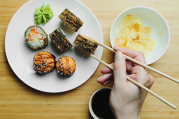 포토 JPG 해외이미지 전통 라이프스타일 음식 조각 재료 젓가락 부분 손가락 밥 새우 실내 건강 어류 요리 동양인 사람없음 세트 주방 일본 식사 초밥 신선 잡기 해조류 맛 인스턴트 두루마리 참치 먹기 해산물 메뉴 준비 날것 연어 생강 건강식 점심식사 일본음식 맛있는 해외포토 손 아시아 컨셉 채소 모션 수저 갑각류 인종 내부 생활 수중동물 해양식물 파일형식 이미지허브