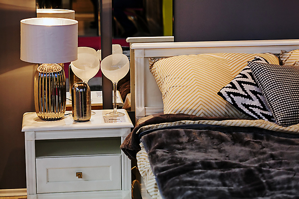 포토 JPG 해외이미지 모양 라이프스타일 디자인 가구 쿠션 패턴 의자 베개 침구 탁자 휴식 아파트 주택 사람없음 내부 목재 장식 컬러풀 갈색 검은색 침실 방 수확 흰색 침대 잠 클래식 고급 우아함 닫기 묘사 질감 더블 스타일 안락 해외포토 나무 컬러 생활용품 컨셉 무늬 농업 재료 모션 건물 생활 파일형식 이미지허브